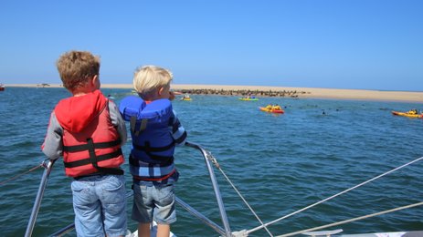 Zwei Kinder stehen auf einem Segelboot - Namibia mit Jugendlichen