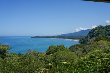 Blick auf den türkisblauen Strand bei Uvita – Costa Rica Reise mit Kindern