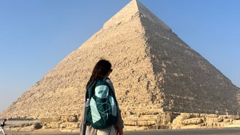 Jugendliche vor den Pyramiden von Gizeh in Kairo – Ägypten Reise mit Kindern