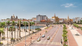 Ein sonniger Tag in Cartagena, mit Palmen und historischen Gebäuden, die die Uferpromenade säumen.