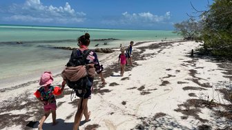 Kinder mit ihren Eltern am Ufer eines natürlichen Gewässers bei Valladolid – Mexiko mit Kindern