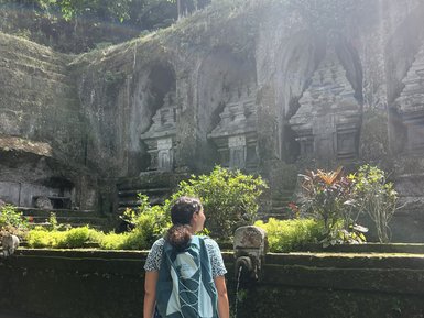 Frau erkundet und betrachtet den Gunung Kawi Tempel – Bali mit Kindern