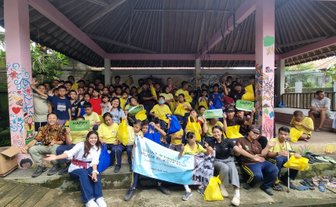 Kinder und Betreuer posieren für ein gemeinsames Gruppenfoto – Bali Familienreise