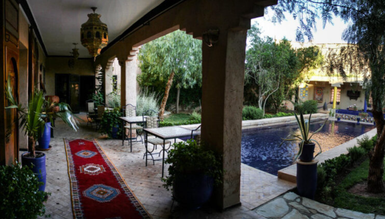Außenhof im traditionellen Stil im Riad Tama – Marokko Familienreise