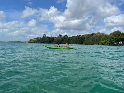 Kajak auf dem türkisfarbenen Wasser der Lagune von Bacalar – Mexiko Familienreise