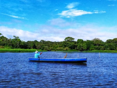 Boot gleitet ruhig über die Wasserwege im Tortuguero-Nationalpark – Costa Rica Reise mit Kindern