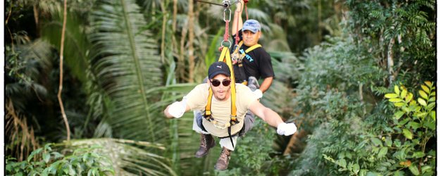 Teen fröhlich beim Ziplining durch den tropischen Wald – Mexiko Familienreise