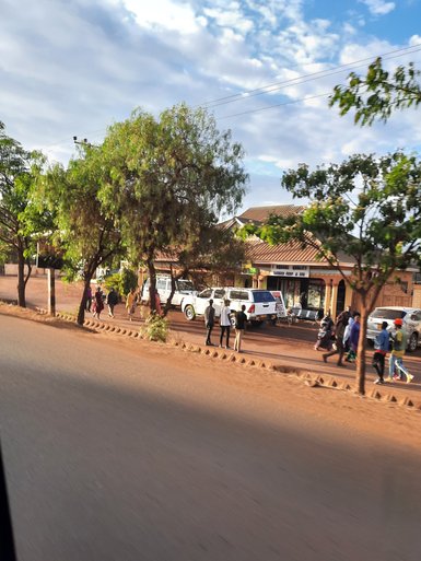 Unterwegs durch die Dörfer auf dem Weg nach Karatu Stadt in Tansania – Tansania mit Kindern