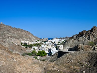 Die Hauptstadt Muscat eingebettet zwischen Felsformationen – Oman Familienreise