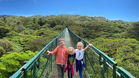 Kinder spazieren über eine Hängebrücke im Nebelwald von Monteverde – Costa Rica mit Kindern