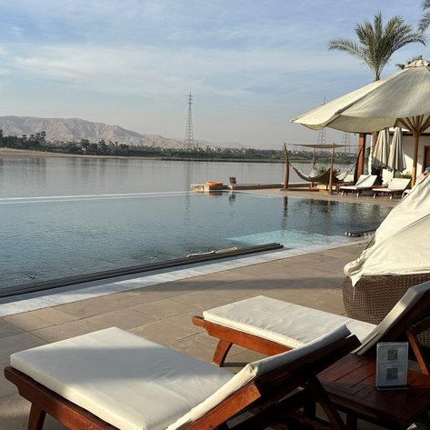 Außenpool mit Liegen im Hilton Luxor Resort & Spa in Luxor – Ägypten Reise mit Kindern