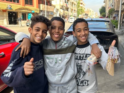 Kinder lachen und posieren für ein Erinnerungsfoto in Kairo – Ägypten Reise mit Kindern
