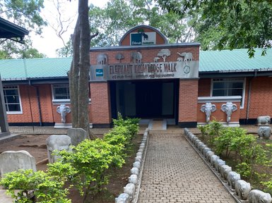 Pfad durch das Gelände des Elephant Transit Home im Udawalawe Nationalpark – Sri Lanka Familienreise