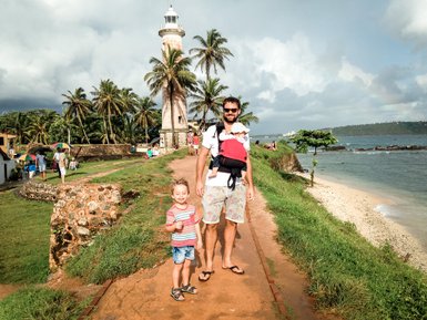 Vater entdeckt gemeinsam mit seinen Kindern die historischen Gassen des Galle Fort – Sri Lanka mit Kindern