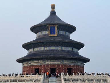 Der Himmelstempel in Peking, ein beeindruckendes Bauwerk mit geschwungenem Dach, umgeben von Besuchern und einer ruhigen Atmosphäre.