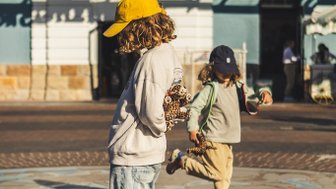 Kinder stehen vor dem Union Castle Building in Kapstadt – Südafrika Familienreise