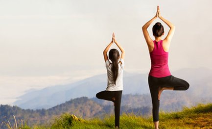 Frauen üben Yoga inmitten einer grünen balinesischen Landschaft – Bali Familienreise