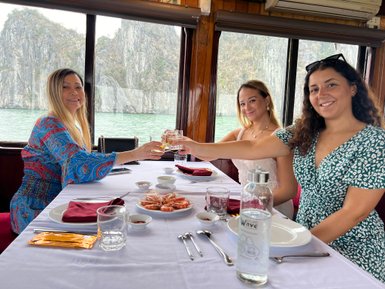 Einheimische Frauen genießen eine Mahlzeit an Bord eines Bootes – Vietnam mit Kindern