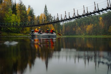 Eine Bootstour führt unter einer Fußgängerbrücke durch