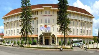 Das elegante Gebäude des Dalat Hotels ist von hohen Bäumen umgeben und strahlt kolonialen Charme aus.