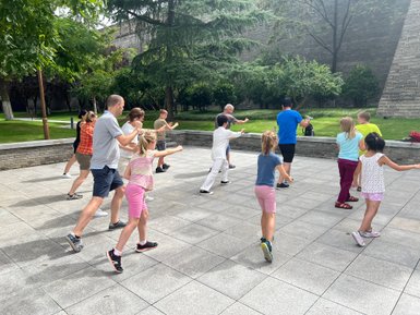 Kinder und Erwachsene lernen Schattenboxen im Park von Xi’an – China mit Kindern
