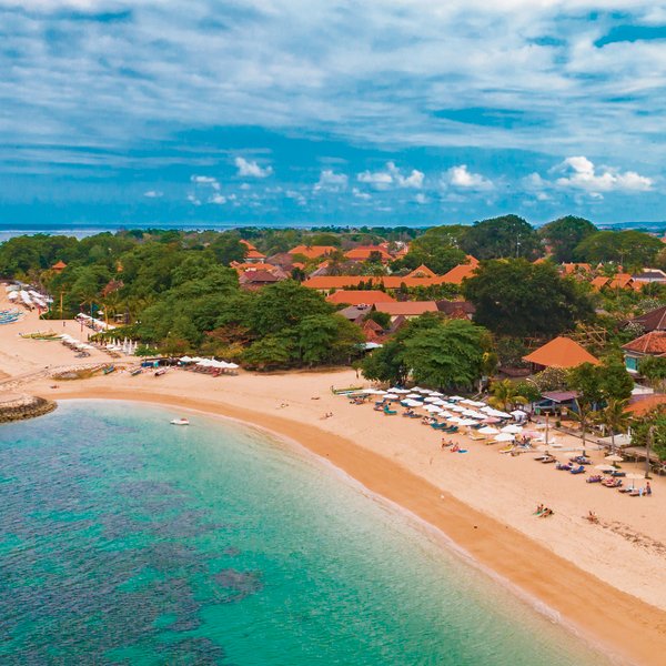 Malerische Küste mit ruhigem Meer in Sanur – Bali Familienreise