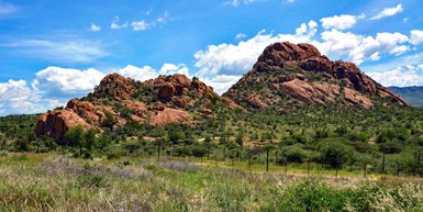 Eine grüne Landschaft mit einem Berg aus Felsen - Namibia mit Jugendlichen