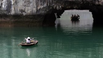 Verschiedene Boote fahren durch die Halong-Bucht – Vietnam Familienreise