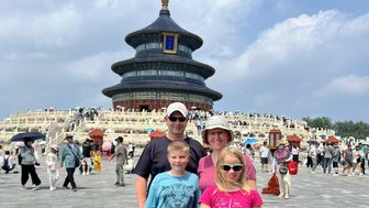 Familie posiert für ein Erinnerungsfoto vor dem Himmelstempel in Peking – China Familienreise