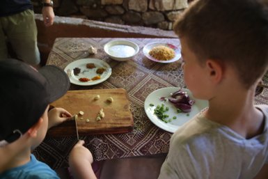 Kinder beim gemeinsamen Kochen mit Einheimischen in den Tamarind Gardens – Sri Lanka mit Kindern