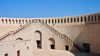 Lange Treppe im Nizwa Fort in Nizwa – Oman Familienreise