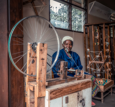 Traditionelle einheimische Frau webt Stoffe bei Shanga – Tansania Reise mit Kindern