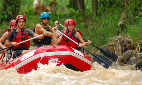 Kinder erleben gemeinsam ein Rafting-Abenteuer auf dem Fluss – Costa Rica Reise mit Kindern