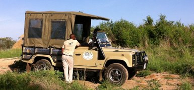 Safari-Guide bereitet das Fahrzeug für eine Tour vor – Tansania mit Kindern