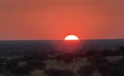 Sonne geht am Horizont von Namibia unter - Erlebnisreise mit Kindern