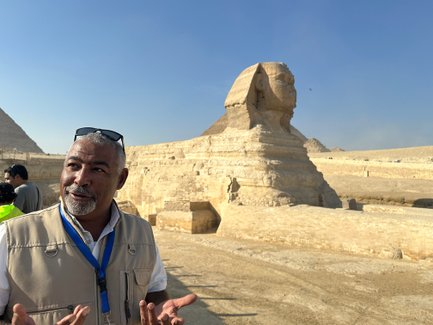 Reiseleiter erklärt die Sphinx von Gizeh in Kairo – Ägypten Reise mit Kindern