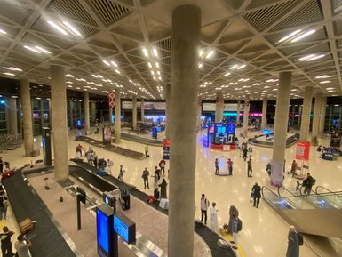 Ankunftshalle Flughafen Amman - Jordanien mit Kindern