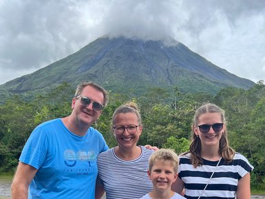 Familie lächelt vor dem Vulkan Arenal – Costa Rica Familienreise