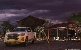 Außenbereich Nacht Etosha Safari Camp - Namibia Reise mit Kindern