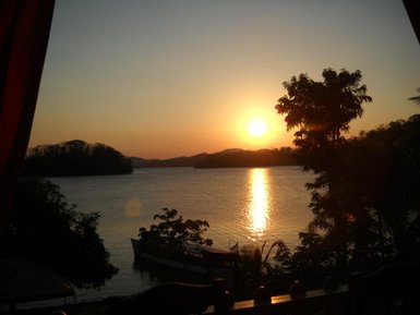 Sonnenuntergang über dem Wasser mit Blick von den Cabañas Paraíso auf den Solentiname-Inseln – Nicaragua Familienreise