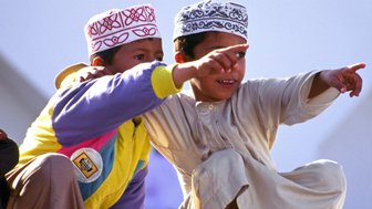 Einheimische Kinder im Dorf im Oman – Oman Reise mit Kindern