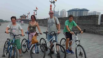 Familie macht eine Pause beim Radfahren auf der Stadtmauer in Xi’an – China Familienreise