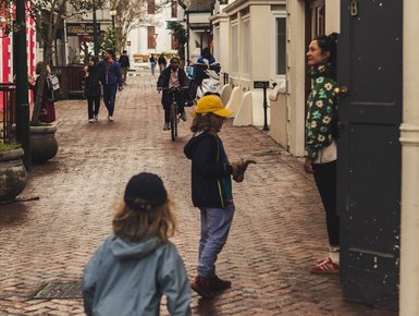 Kinder spielen in der Stadt Stellenbosch – Südafrika Familienreise