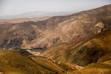 Landschaft des Atlas-Gebirges mit faszinierender Natur – Marokko mit Kindern