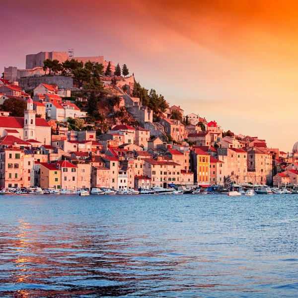 Hafenstadt Šibenik bei Sonnenuntergang - Kroatien Urlaub mit Kindern