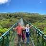 Kinder spazieren über eine Hängebrücke im Nebelwald von Monteverde – Costa Rica mit Kindern