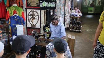 Einheimischer Schneider arbeitet an einer Nähmaschine – Sri Lanka Familienreise