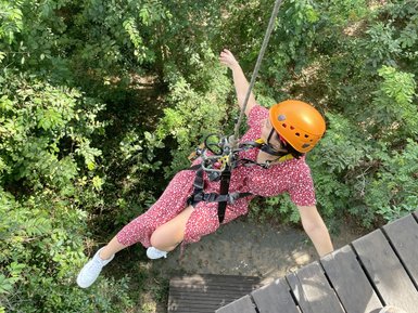 Frau beim Abenteuer-Ziplining über den Bäumen – Kambodscha Reise mit Kindern