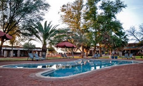 Poolbereich Kalahari Anib Lodge - Namibia Urlaub mit Kindern