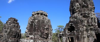 Detaillierte Steinarchitektur an einem Tempel – Kambodscha mit Kindern